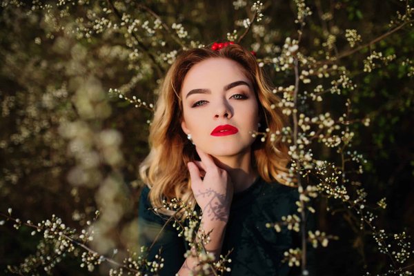 Quelles idées pour porter une écharpe en laine mérinos avec une veste en cuir et conserver une allure raffinée?